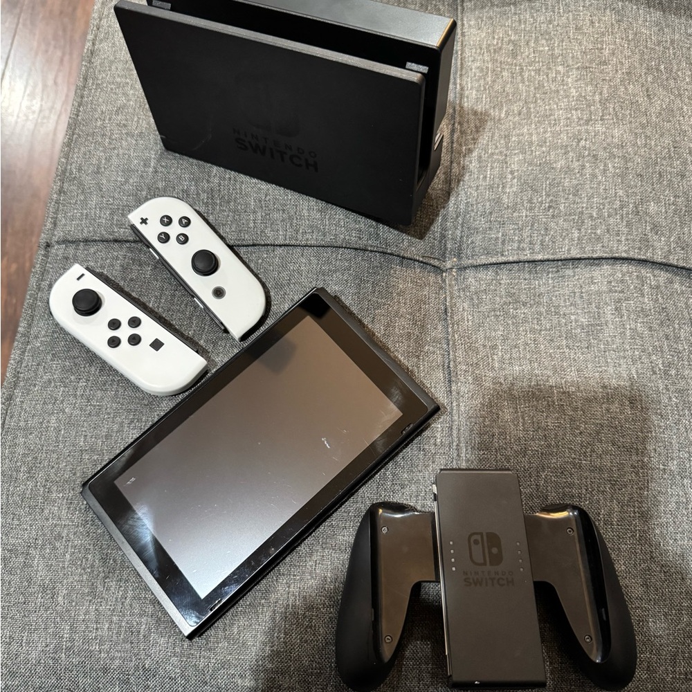 Nintendo Switch - Picture 2 of 5